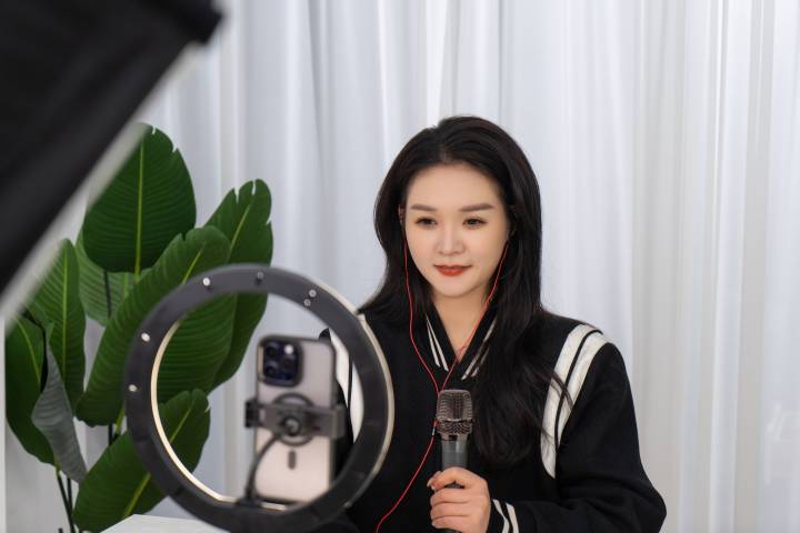 正在直播女艺人高清图版权图片下载
