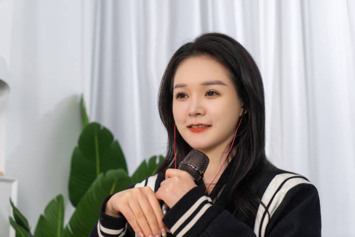 女主播手势比心实拍图版权图片下载