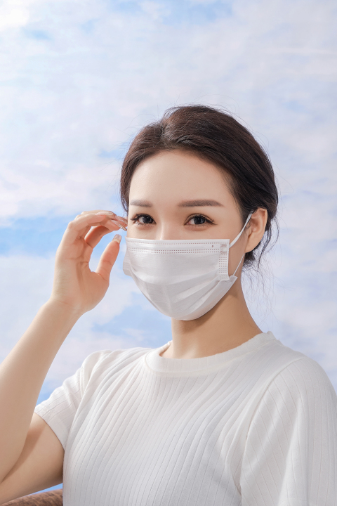 天空背景动态医护人员口罩实拍图版权图片下载