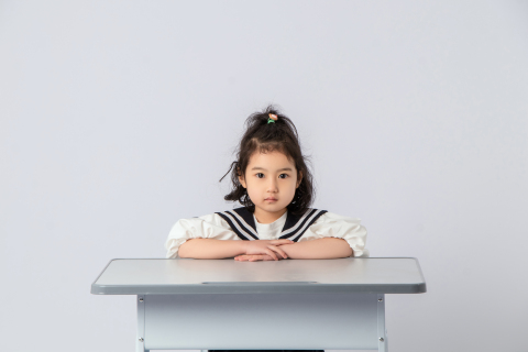 认真听讲坐姿端正小女孩实拍图 认真听讲坐姿端正小女孩实拍图