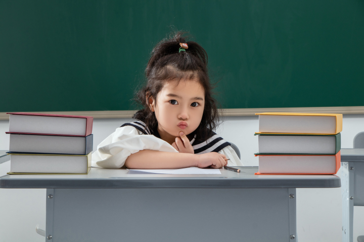 嘟嘴俏皮小女孩实拍图版权图片下载 嘟嘴俏皮小女孩实拍图版权图片下载