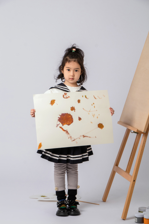 可爱女孩画画作品图版权图片下载