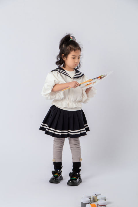 白色连衣裙女孩画画图版权图片下载