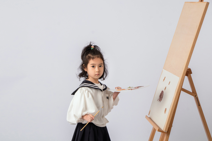 可爱女孩油画展示图版权图片下载