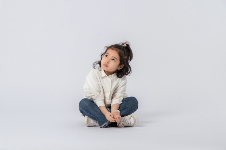 小女生扣手思考近景高清图版权图片下载