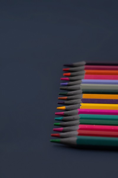 排列整齐的彩色铅笔高清图