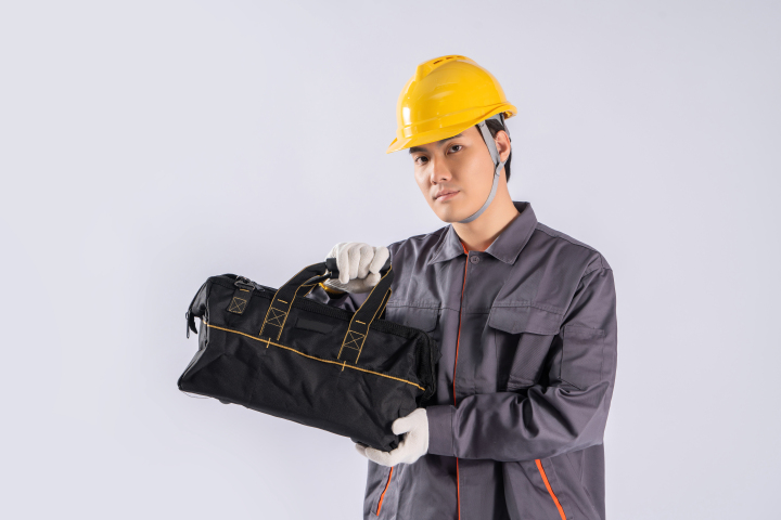 工人手拿结实耐用专用包实拍图版权图片下载 工人手拿结实耐用专用包实拍图版权图片下载