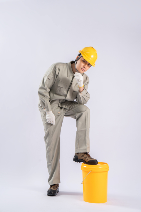 一名思考的建筑工人高清图版权图片下载 一名思考的建筑工人高清图版权图片下载