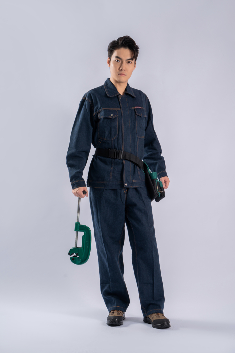 劳动工人手拿工具高清图版权图片下载 劳动工人手拿工具高清图版权图片下载