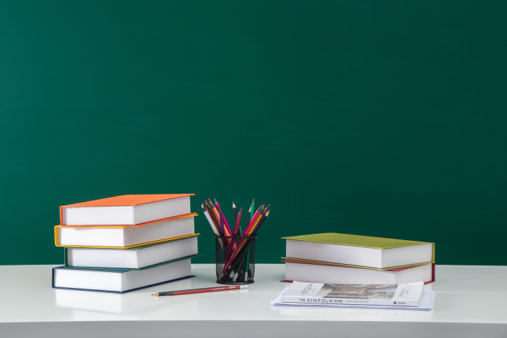 校园中小学生课桌用品实拍图版权图片下载