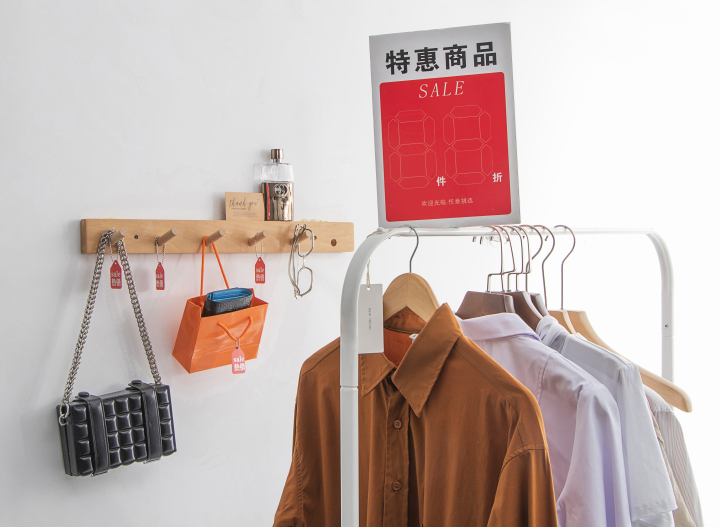 特惠商品夏季服饰高清图版权图片下载