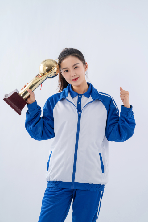 开心的获奖女学生穿校服拍照高清图版权图片下载