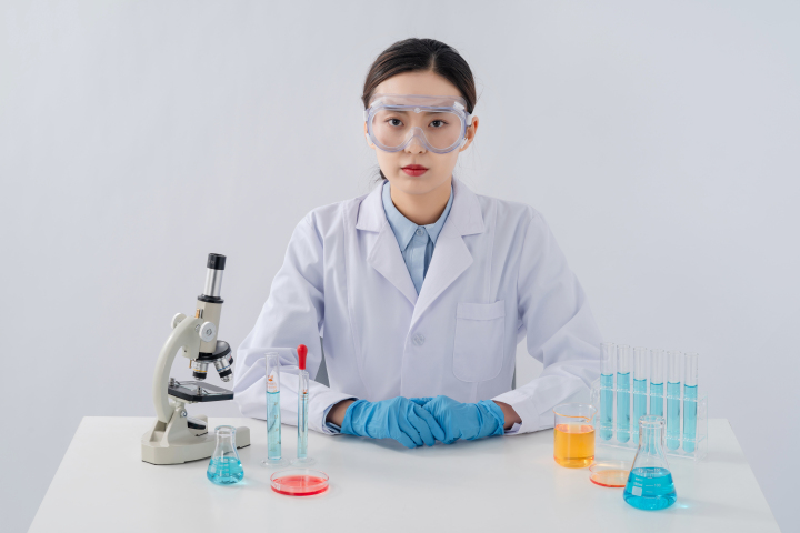 做实验的女医生形象图版权图片下载