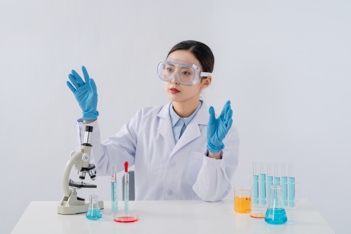 医疗实验讲解医护形象高清图版权图片下载