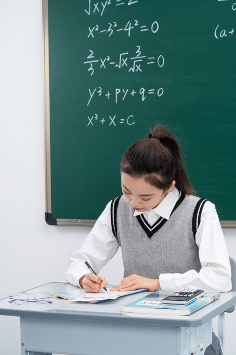 低头冷静认真答题的学生版权图片下载