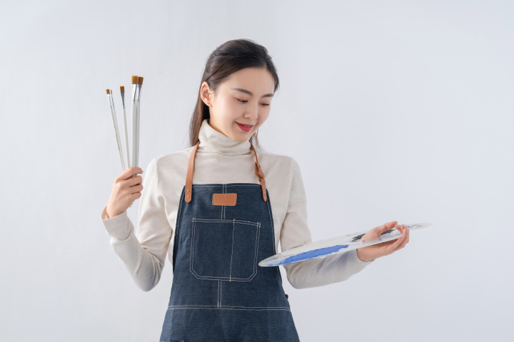 手拿绘画刷女教师版权图片下载