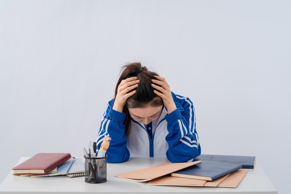 抓耳挠腮的女学生高清图版权图片下载