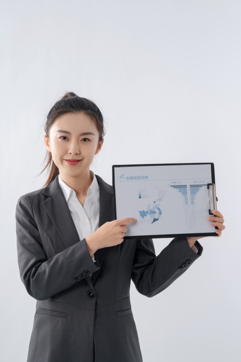 女白领拿数据分析文件展示实拍图版权图片下载 女白领拿数据分析文件展示实拍图版权图片下载