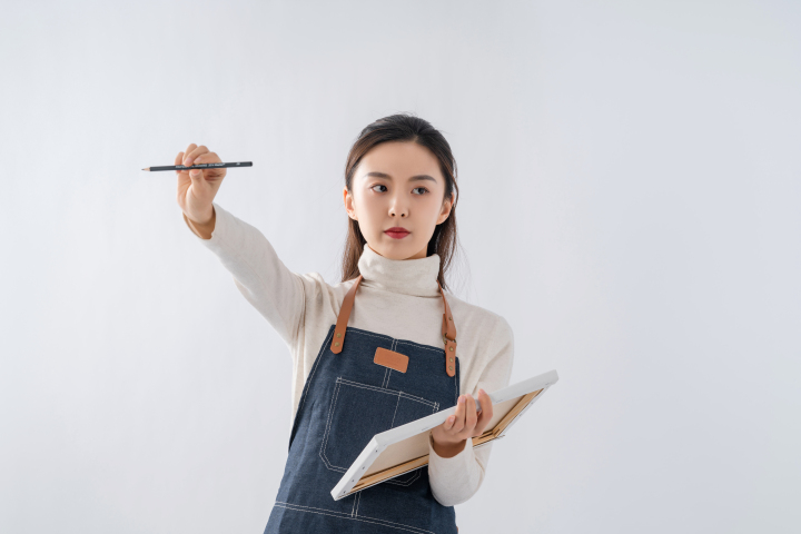 手拿画笔绘画讲解版权图片下载 手拿画笔绘画讲解版权图片下载