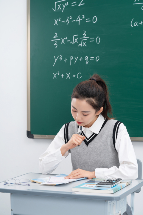 低头答题认真考试的女学生版权图片下载 低头答题认真考试的女学生版权图片下载