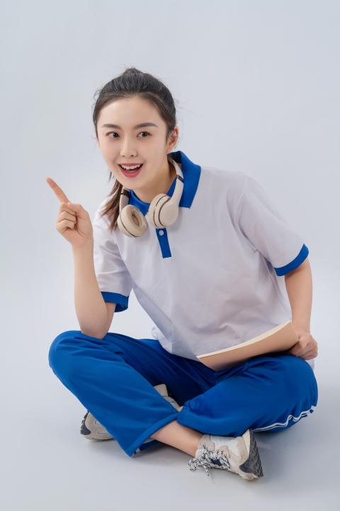 可爱充满活力的女同学实拍图版权图片下载 可爱充满活力的女同学实拍图版权图片下载