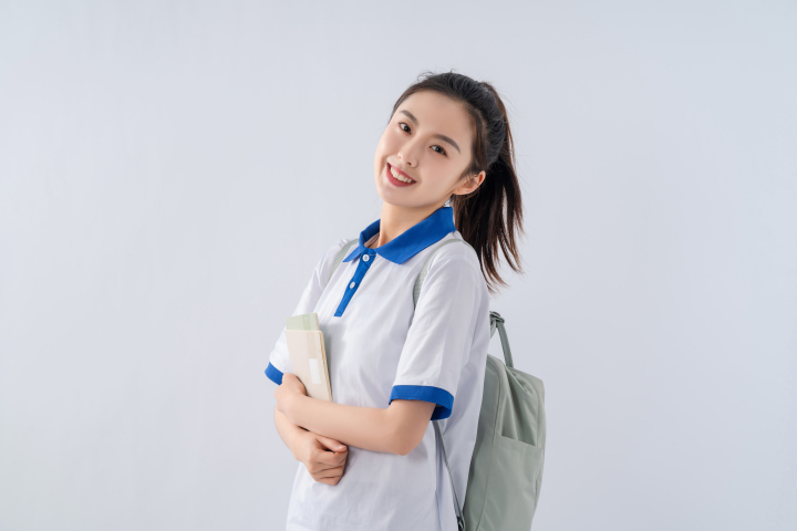 笑容甜美的自信女高中生实拍图版权图片下载