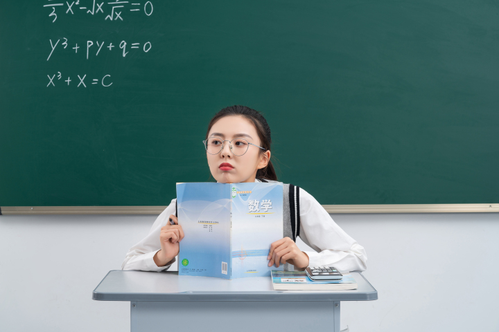 课堂上听讲数学的学生版权图片下载