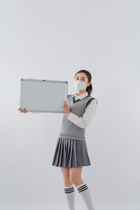 戴口罩穿短裙拍照的女生高清图版权图片下载