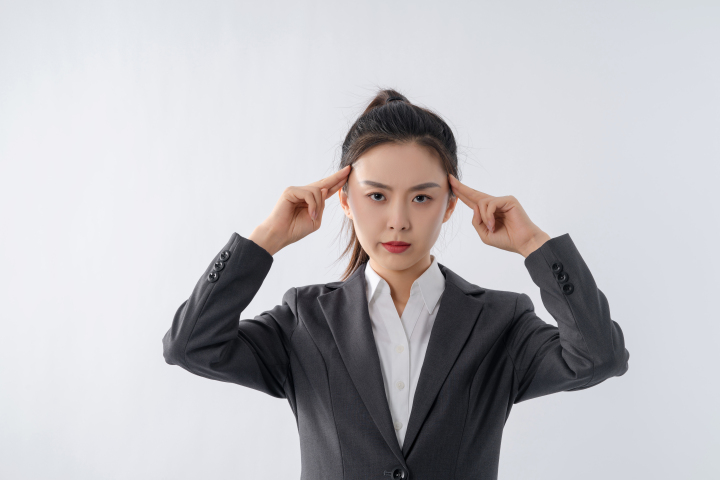 双手对着脑袋思考实拍图版权图片下载 双手对着脑袋思考实拍图版权图片下载