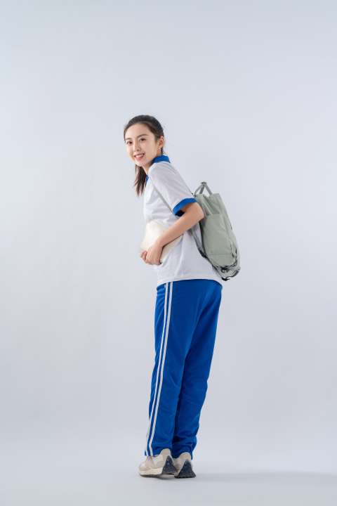 弯腰可爱的俏皮女高中生实拍图版权图片下载 弯腰可爱的俏皮女高中生实拍图版权图片下载