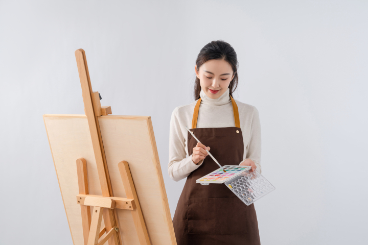 可爱女孩画画实拍图版权图片下载