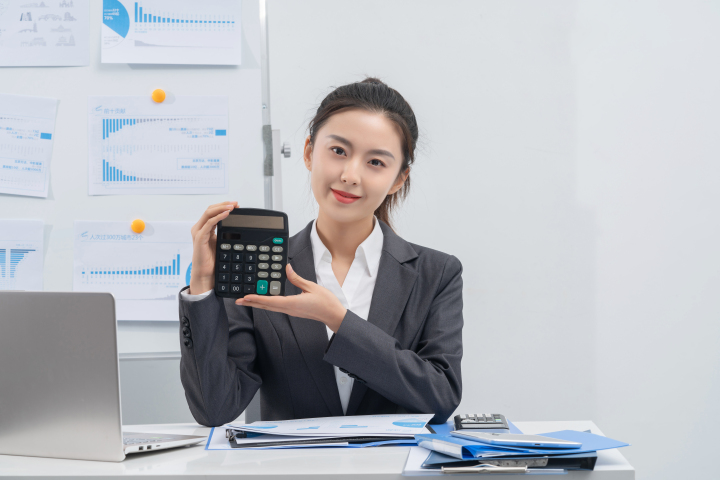 微笑展示计算器的优秀会计实拍图版权图片下载