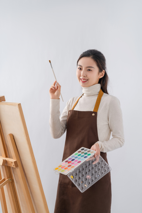 手拿画笔的可爱女孩图版权图片下载 手拿画笔的可爱女孩图版权图片下载