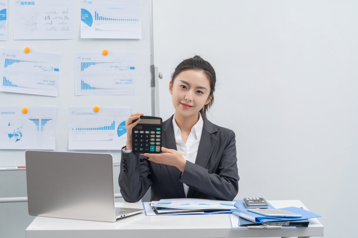 优秀职场女性展示计算器实拍图版权图片下载