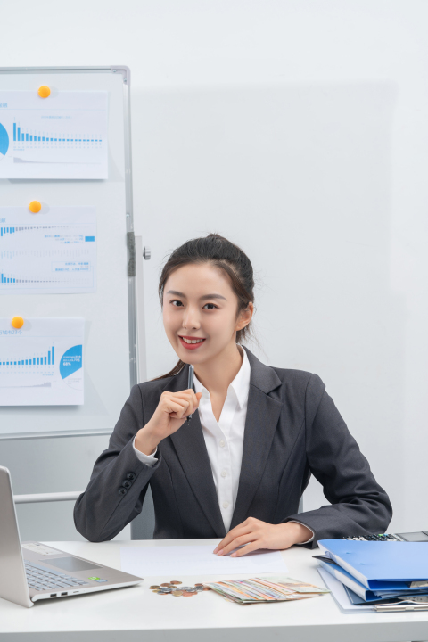 认真分析数据的职场女性实拍图版权图片下载 认真分析数据的职场女性实拍图版权图片下载