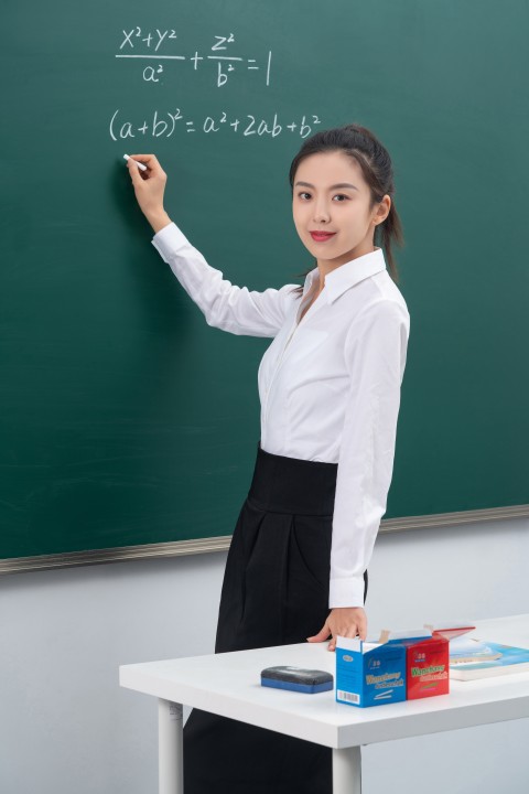 数学老师讲解公式高清图版权图片下载 数学老师讲解公式高清图版权图片下载