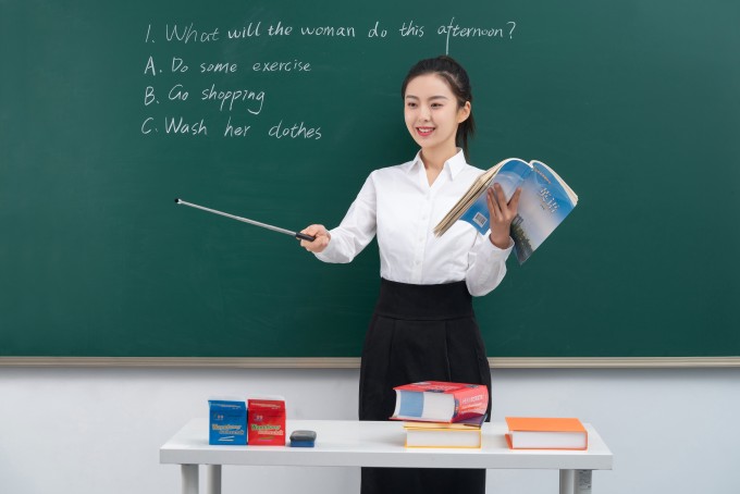 认真听学生答题的女老师实拍图 认真听学生答题的女老师实拍图