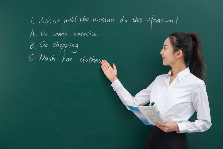 女老师正在讲解英文题实拍图版权图片下载 女老师正在讲解英文题实拍图版权图片下载