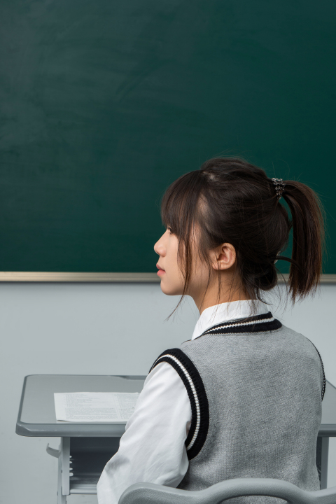 课堂上的女高中生实拍图版权图片下载 课堂上的女高中生实拍图版权图片下载