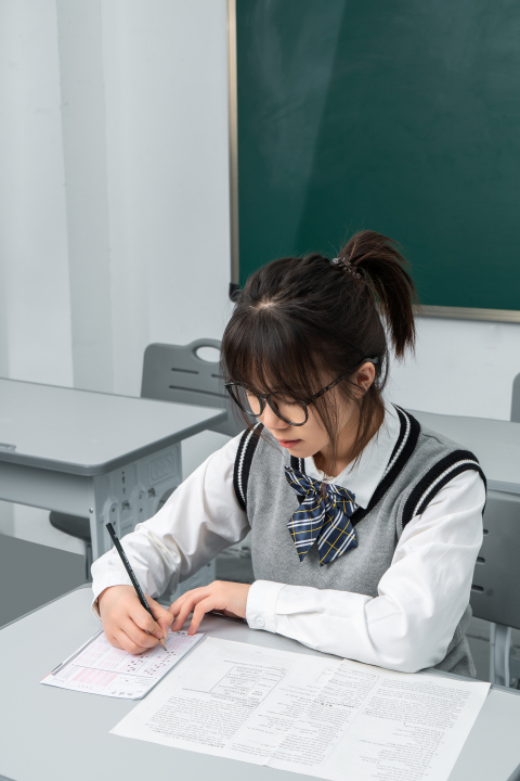 安静考试的高中生实拍图版权图片下载 安静考试的高中生实拍图版权图片下载