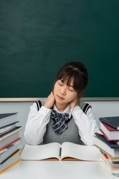 下课后疲劳的女生摄影图版权图片下载 下课后疲劳的女生摄影图版权图片下载