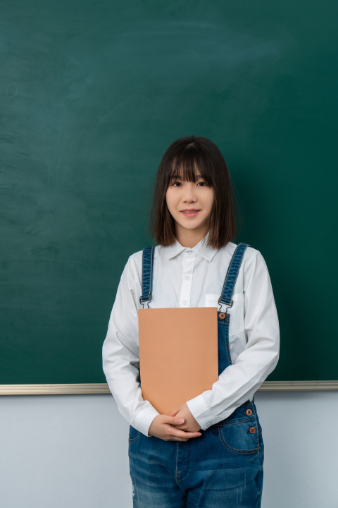 手拿文件的女孩版权图片下载