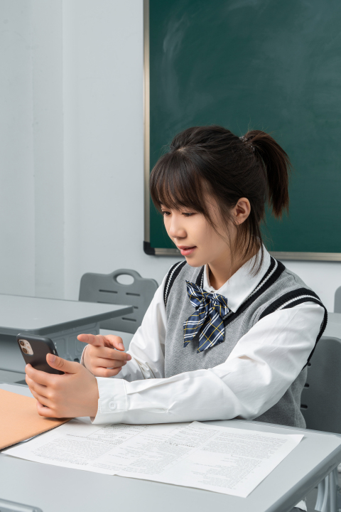 教室里玩手机的高中生实拍图版权图片下载 教室里玩手机的高中生实拍图版权图片下载