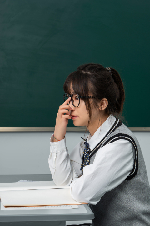 女高中生扶眼镜高清图版权图片下载 女高中生扶眼镜高清图版权图片下载
