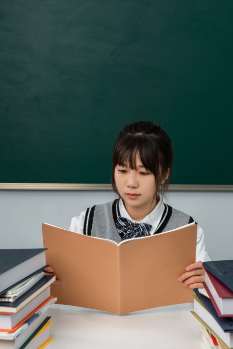手拿课本背诵的女生高清图版权图片下载 手拿课本背诵的女生高清图版权图片下载