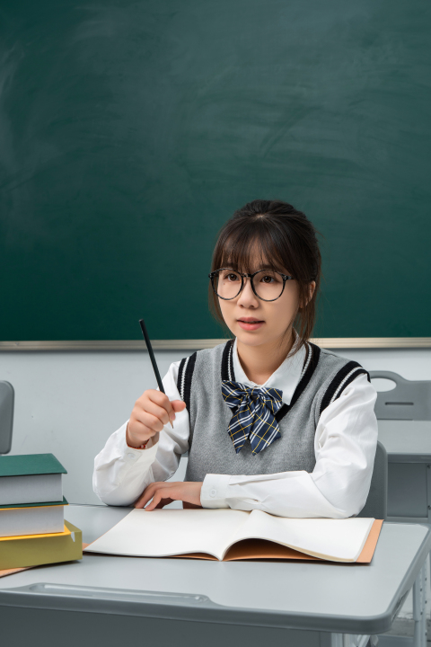拿着笔思考的学生实拍图版权图片下载 拿着笔思考的学生实拍图版权图片下载