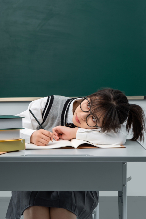 趴在桌子上学习的女生高清图版权图片下载 趴在桌子上学习的女生高清图版权图片下载