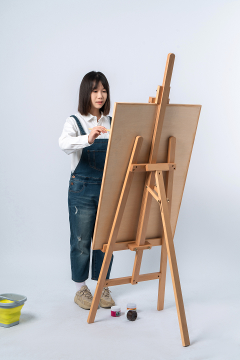 喜欢美术的画画女孩图版权图片下载 喜欢美术的画画女孩图版权图片下载
