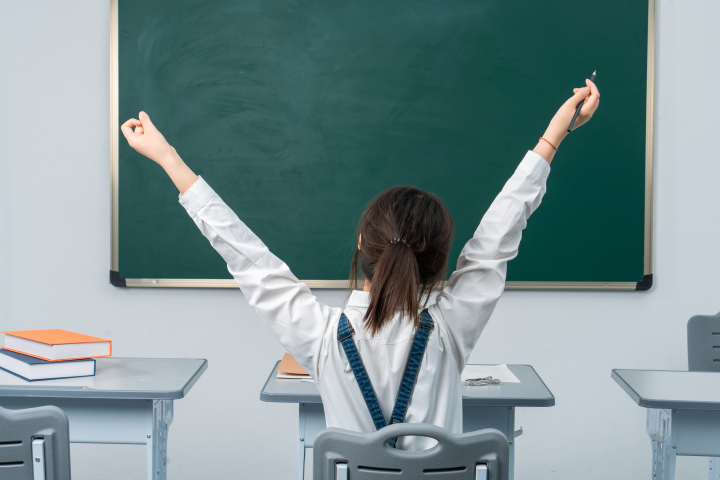 伸长手臂的女孩图版权图片下载 伸长手臂的女孩图版权图片下载