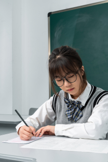 女高中生认真答题高清图 女高中生认真答题高清图